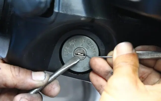 How Locksmiths Handle Broken Car Key Extraction with Precision